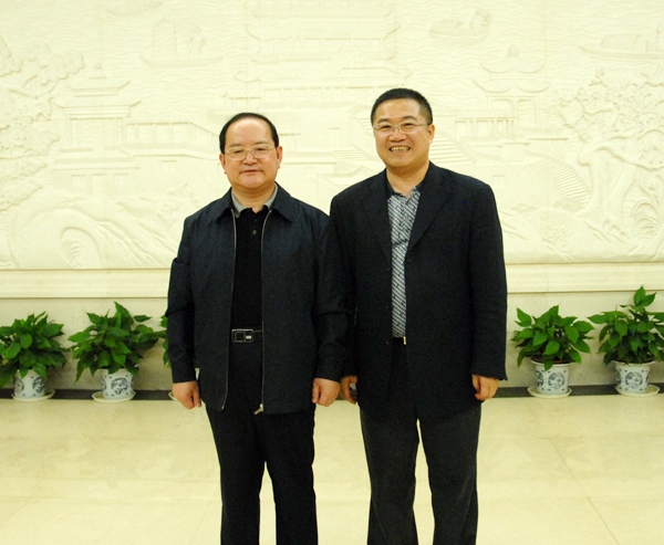 13.原江西省委书记、现广西壮族自治区党委书记鹿心社与乐鱼在线_乐鱼在线(中国)
总裁林印孙亲切合影.JPG